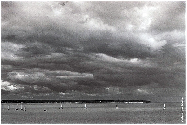 Photo noir et blanc de la galerie "Entre ciel et terre".Photo du ciel au large de la baie du Mont Saint Michel.© Avril 2005 Christophe Letellier tous droits réservés. Pour revenir à la galerie, cliquez sur la photo.